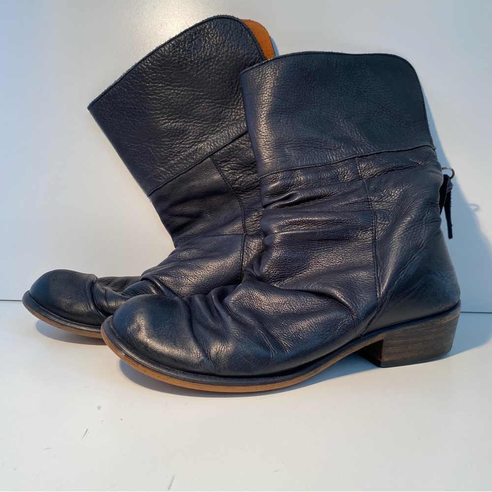 Elegant Black Leather Heeled Boots in EUR 37